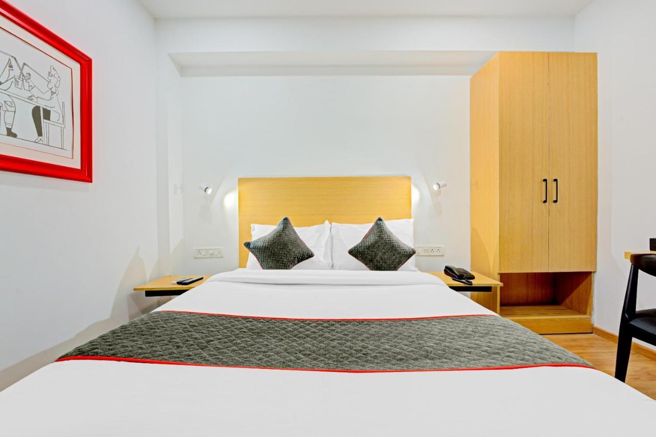 Oyo Townhouse 74871 Thoraipakkam Hotel Ченай Екстериор снимка
