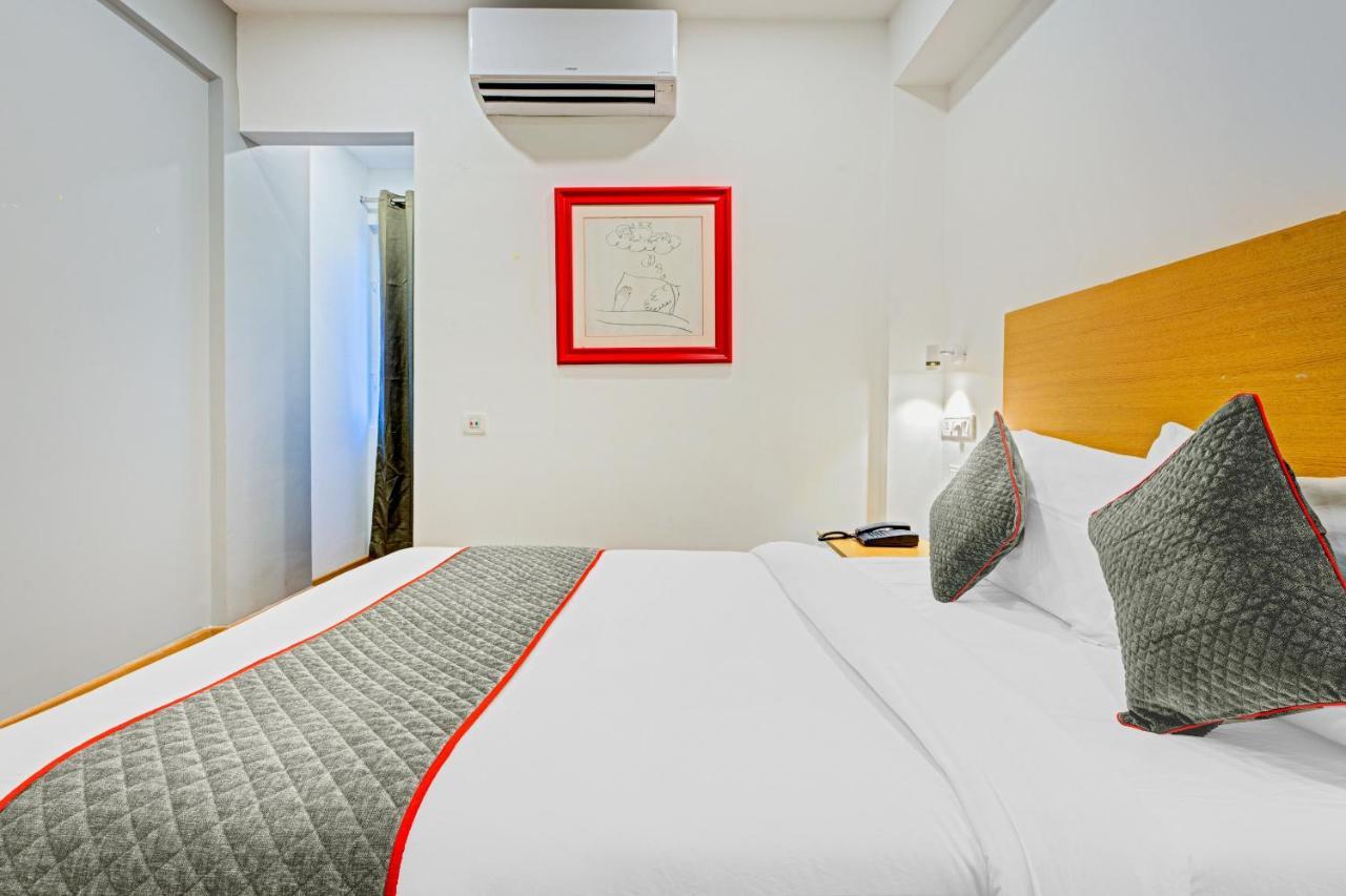 Oyo Townhouse 74871 Thoraipakkam Hotel Ченай Екстериор снимка